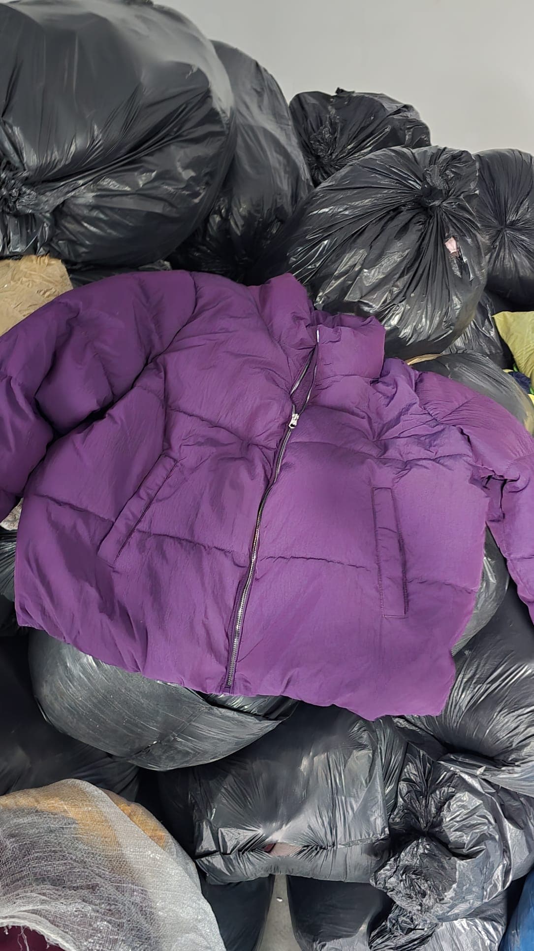 Posklep Londyn C4C po likwidacji - niesort (2500 kg) - zdjecie 4